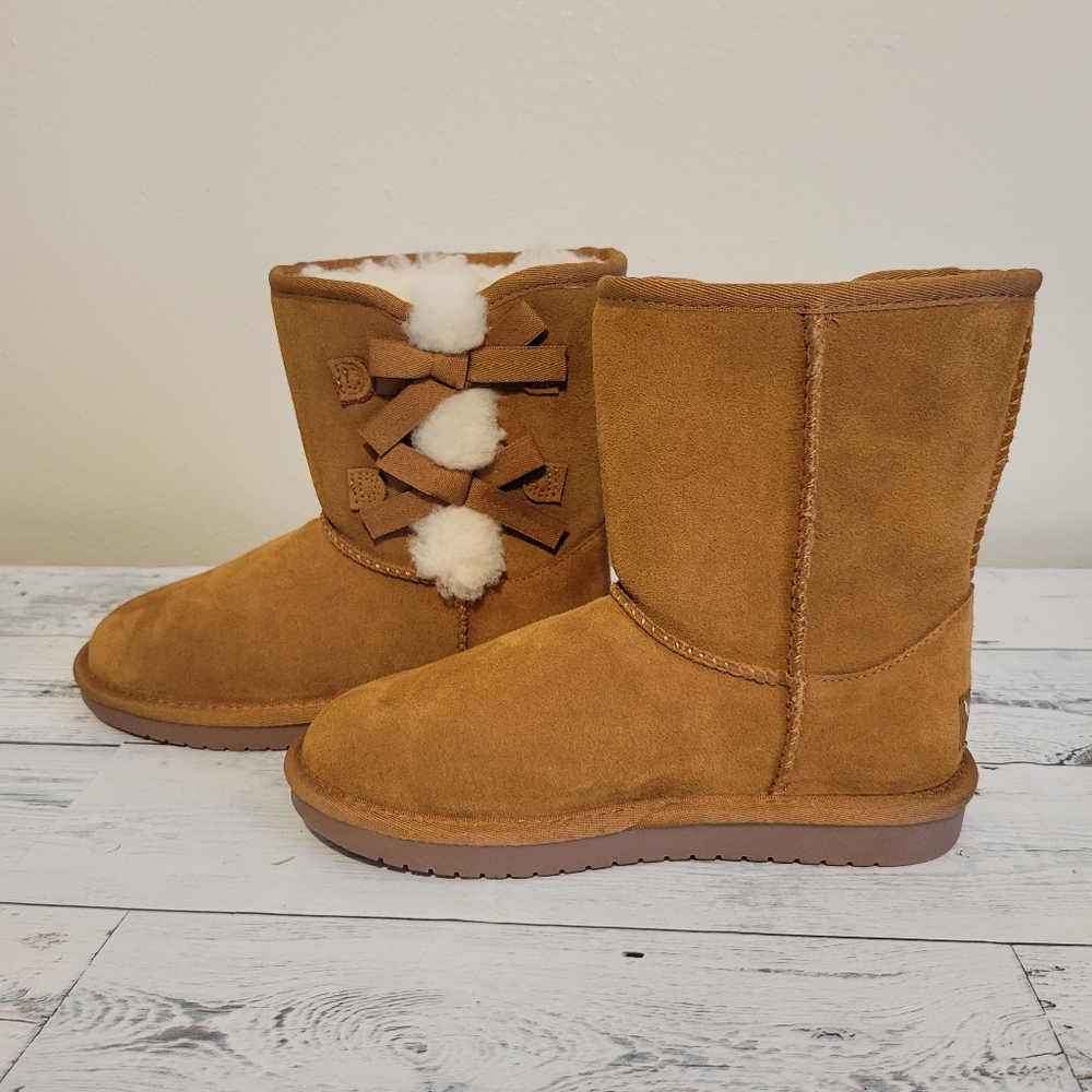 NWT KOOLABURRA BY UGG BOOTS K VICTORIA SHORT TAN COLOR BOW ACCENTS WARM - Picture 2 of 11